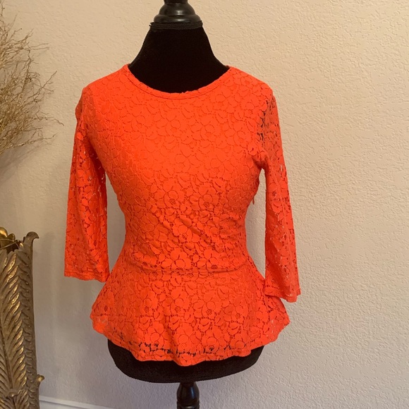 2/$16 Coral color lace Cynthia Rowland  top size S - Picture 2 of 4